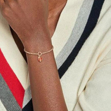 Γυναικείο βραχιόλι σε ροζ χρυσό χρώμα και κρεμαστό στοιχείο από κόκκινο φίλντισι της Tommy Hilfiger.